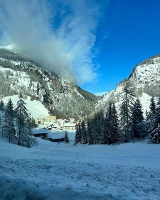 Festive musical jaunt to Switzerland courtesy of @alrmusic and @giorgioarmani. Featuring flying visit to @alizavicentevln and @koflerjohannes 🎻 #Switzerland #StMoritz #Schaffhausen 🇨🇭